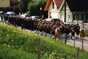 Einzug der Musik und der Feuerwehrkameraden