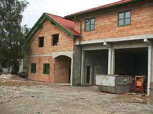 Dacheindeckung und Fenstereinbau
