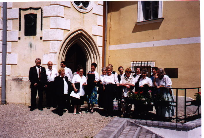 Wienerwald Kammerensemble, Sulzer Singgemeinschaft, Sittendorfer Chor vor Schloss Atzenbrugg
